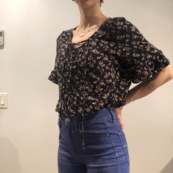 Feminine floral top. - Picture 6 of 12